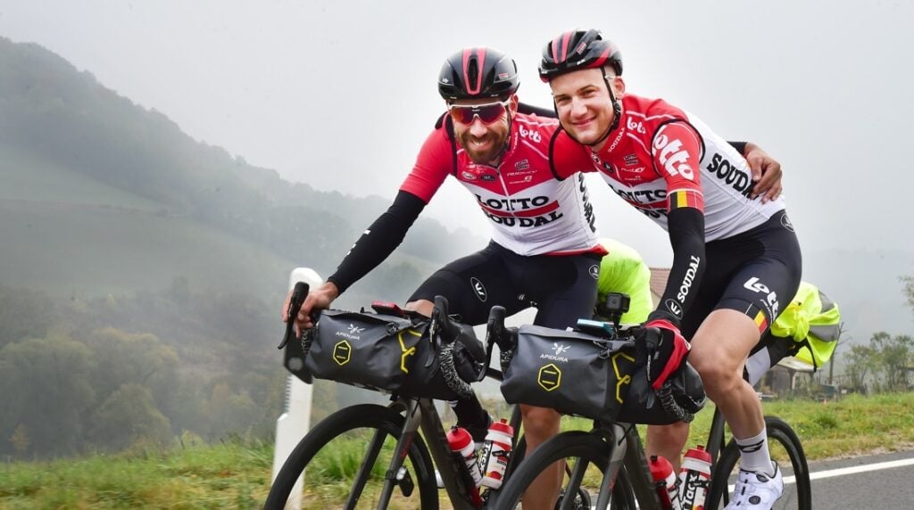 compañeros ruta ciclismo de ultrdistancia