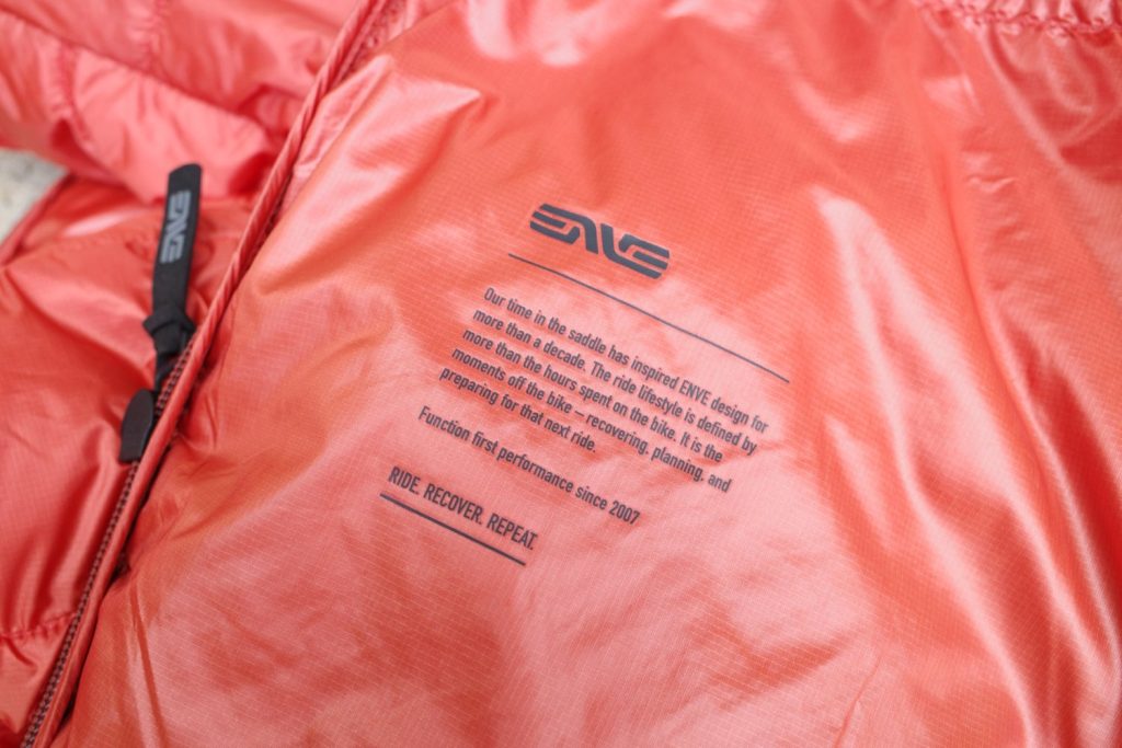 ENVE Chaqueta aislante con capucha